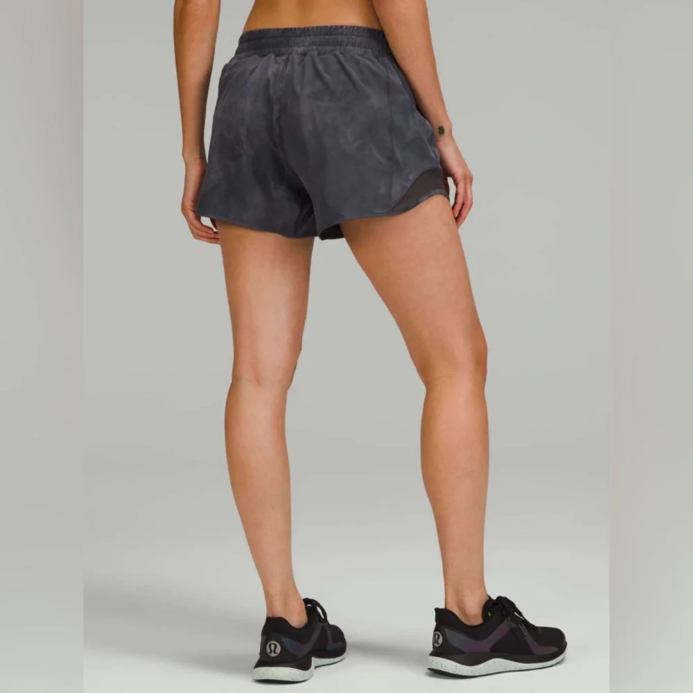 Lululemon Diamond Dye Pitch Graphite Grey Hotty Hot Low Rise Lined Shorts Size 4